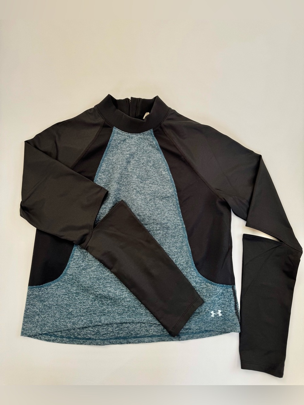 Under Armour Long Sleeve
Mock Neck Back Zip Top Women’s Size
L Blue Black